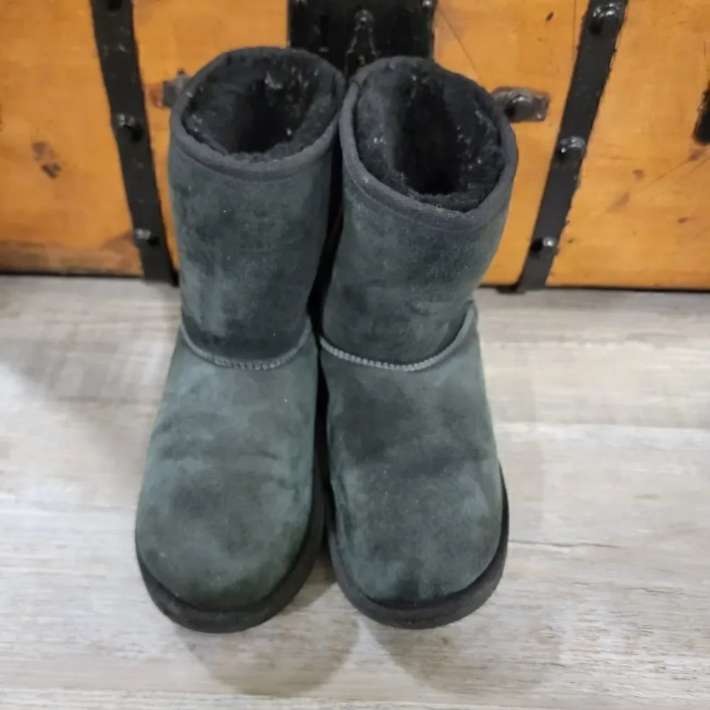 UGG Kids Classic II Boots black size 5 (Youth)